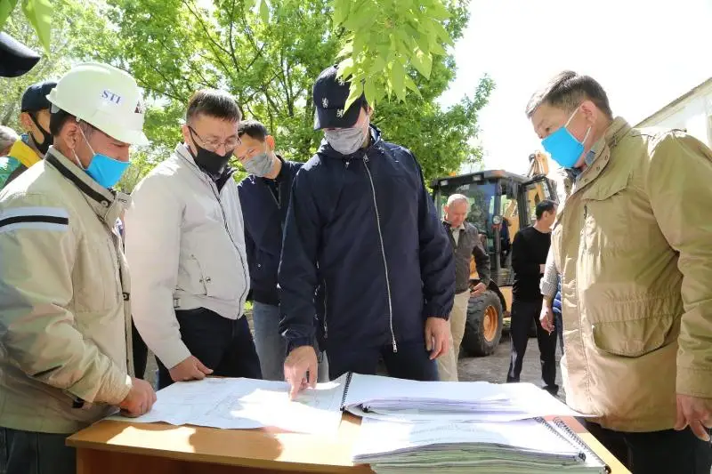 Аким ЗКО проверил ремонтные работы в школах Уральска