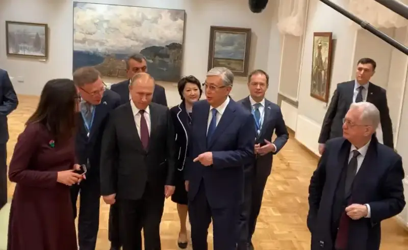 Касым-Жомарт Токаев и Владимир Путин посетили филиал Эрмитажа в Омске