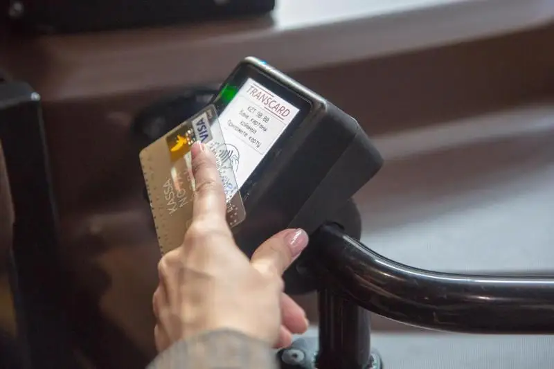 На одном из столичных автобусных маршрутов введена оплата банковской карточкой