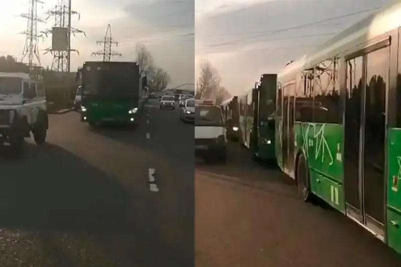 Водители пассажирских автобусов самовольно сошли с маршрута в Алматы