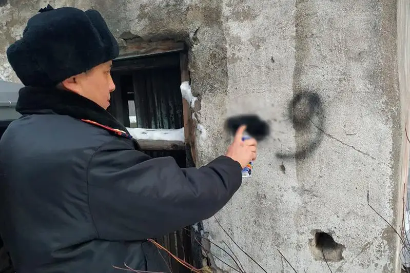 Рекламу наркотиков закрашивают полицейские в Алматы