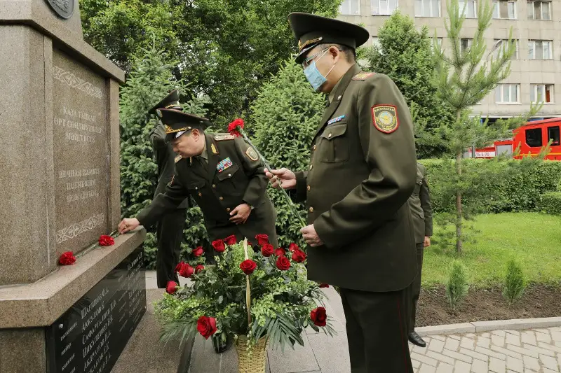 Цветы к обелиску в память о погибших пожарных возложили в Алматы