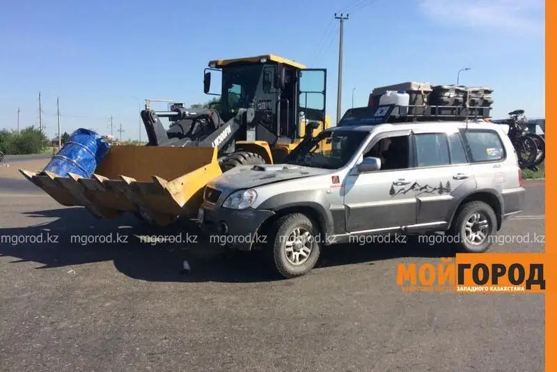 Автомобиль туристов из Кореи столкнулся с бульдозером в Уральске