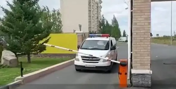 «Умные» шлагбаумы устанавливают во дворах многоэтажек столицы