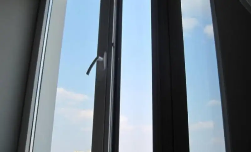 Годовалый ребенок выпал из окна в Кентау и разбился насмерть