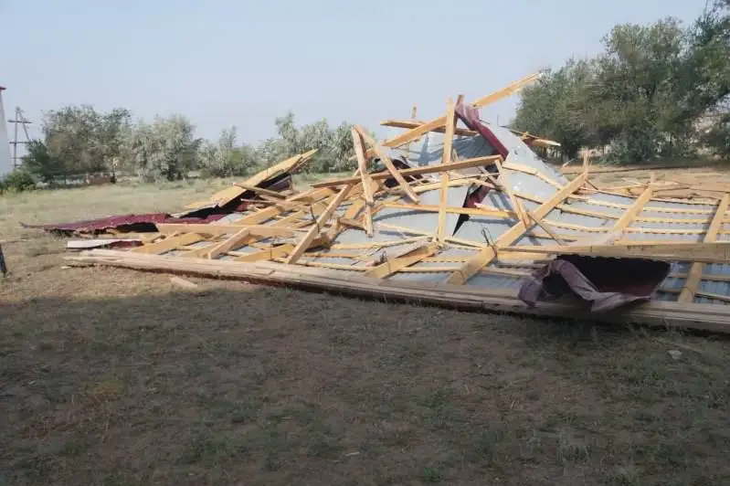 Сильный ветер сорвал крышу школы в ЗКО