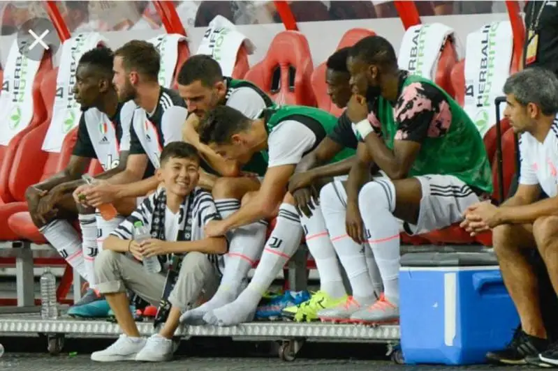 Юный болельщик из Казахстана выбежал на поле ради фото с Криштиану Роналду