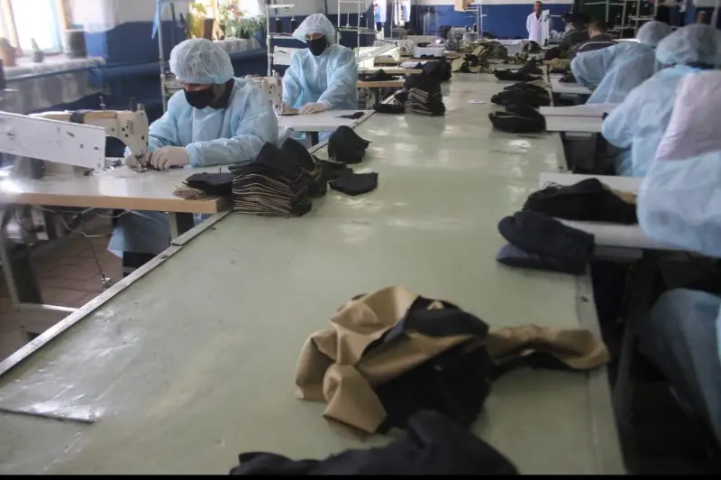 В Акмолинской области осужденные​ шьют защитные костюмы и маски