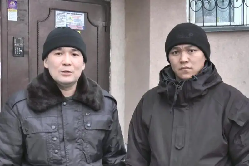 Сотрудники СОБР выбили дверь и вынесли ребенка из горящей квартиры в Алматы