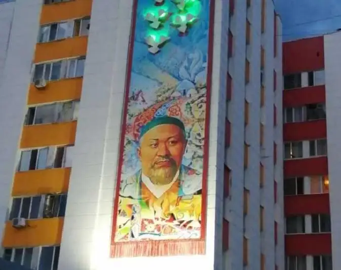 Изображения Абая и взлетающие птицы появились на домах в Костанае