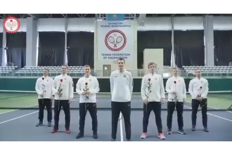 Казахстанские теннисисты сложили восьмерку из ракеток и поздравили женщин с праздником