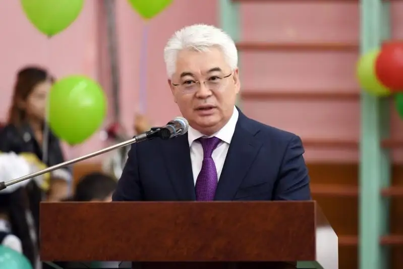 Бейбут Атамкулов посетил школу в селе Акмол Акмолинской области