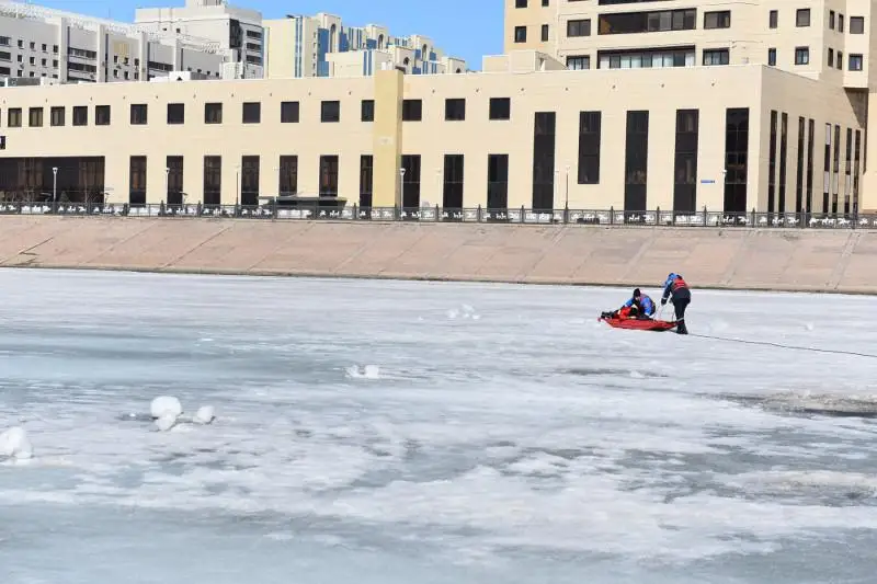 О правилах безопасности на льду напомнили спасатели