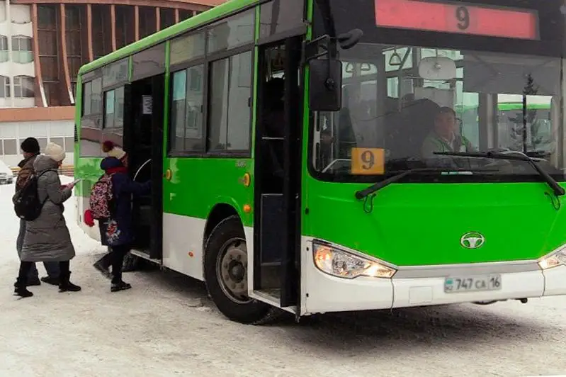 В Семее ловят «зайцев»: безбилетники подделывают удостоверения и сбегают от контролеров