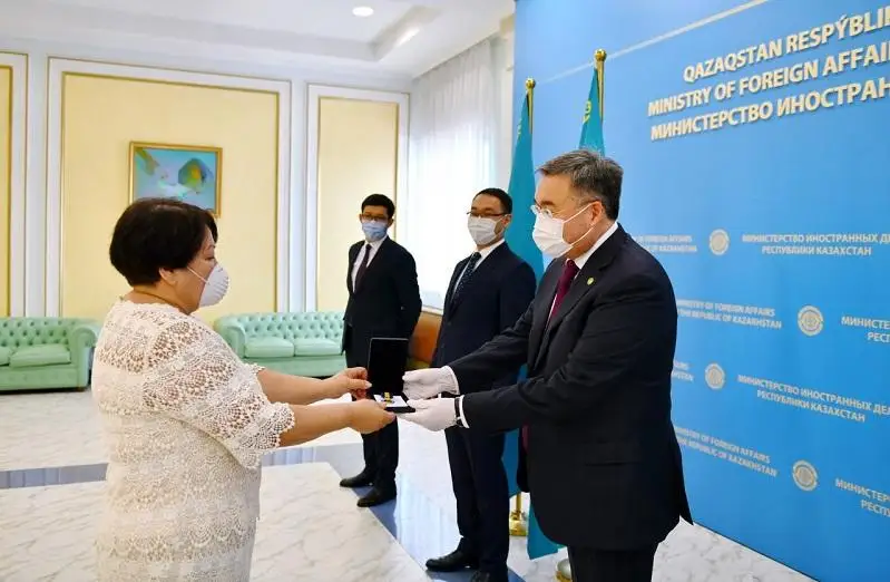 Почетные грамоты Президента РК и свидетельства дипломатических рангов вручили в МИД РК