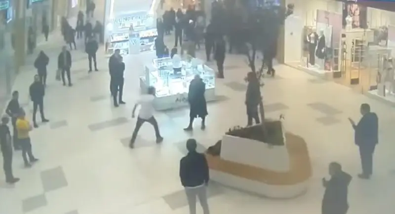 Иностранец с ножом напугал посетителей ТРЦ столицы