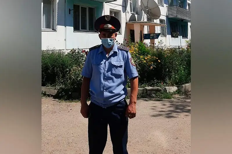 Полицейский предотвратил прыжок мужчины с крыши пятиэтажки в ВКО