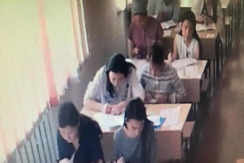 Более 1300 мобильных телефонов изъяли во время экзамена в магистратуру в Шымкенте