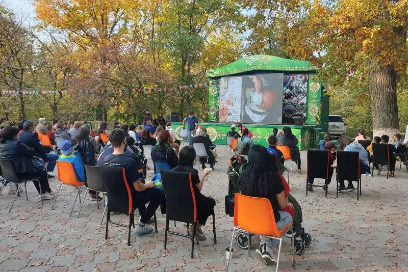 Кино под открытым небом показали в Уральске