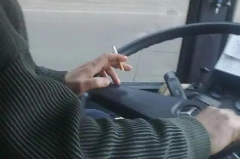 15 водителей автобусов наказали за курение за рулем в Кокшетау