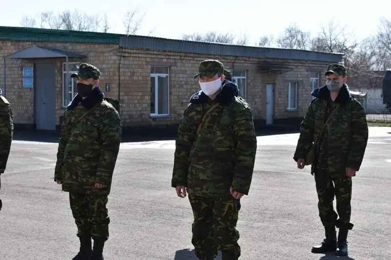 Призванные на спецсборы добровольцы проходят обучение в Караганде