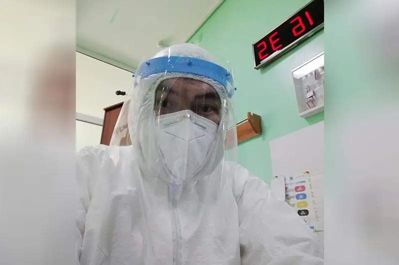 Мы спасаем жизни людей - о буднях провизорного стационара рассказал студент-медик из Семея