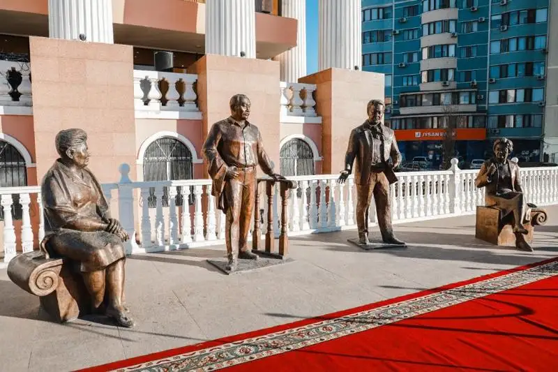 В Атырау открылась скульптурная композиция «Шығармашылық әңгіме»