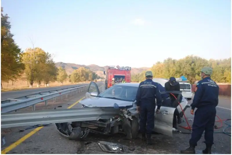 Отбойник насквозь пробил машину на трассе Алматы-Усть-Каменогорск: водитель скончалась на месте