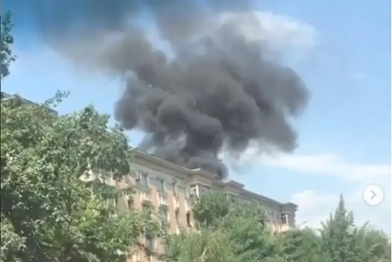 Пятиэтажный жилой дом горит по проспекту Назарбаева в Алматы