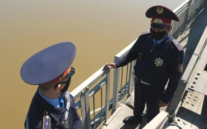 52-летний мужчина пытался спрыгнуть с моста в СКО