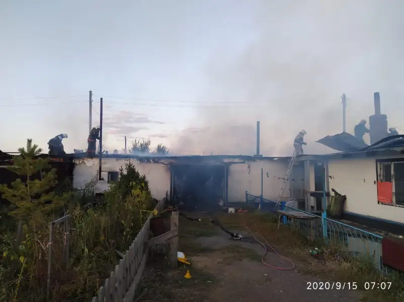 17 человек эвакуировали во время пожара в Шахтинске