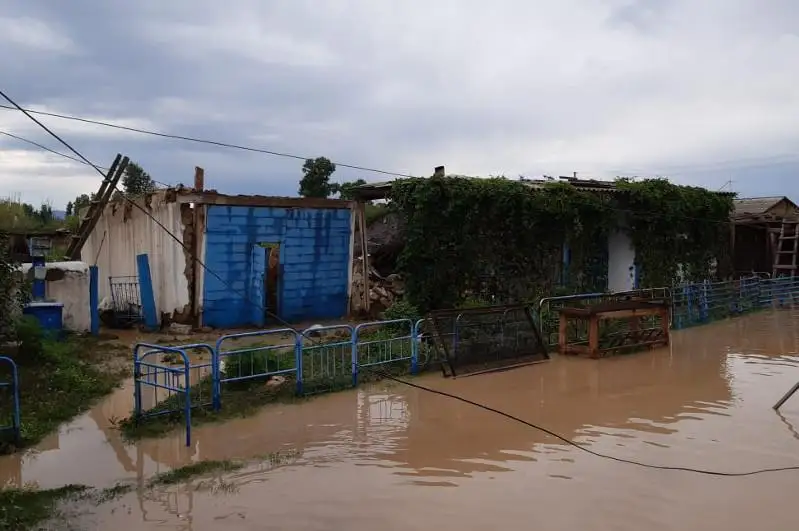 Из-за сильного дождя подтоплены жилые дома в ВКО