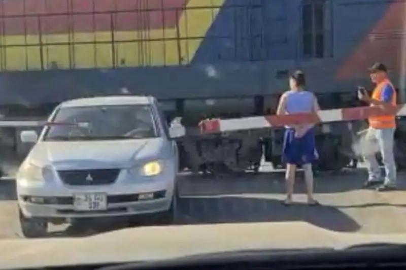 Водитель, пытавшийся проскочить через закрытый ж/д  переезд, наказан в Уральске