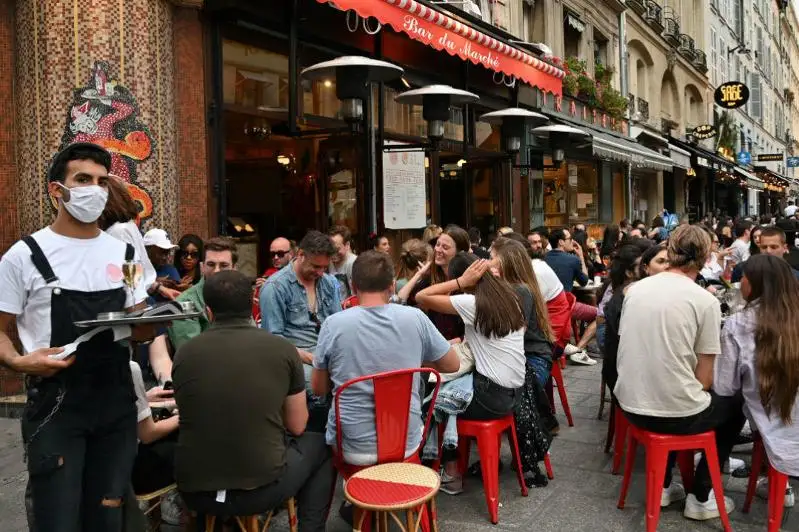 Запретить отапливать открытые террасы планируют во Франции