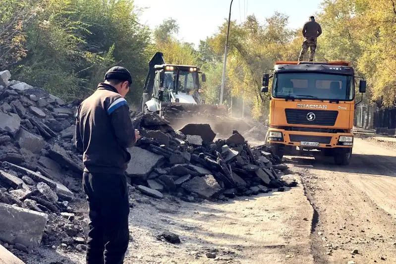 Алматинцы пожаловались на горы асфальта и грунта: подрядчик устранил замечания