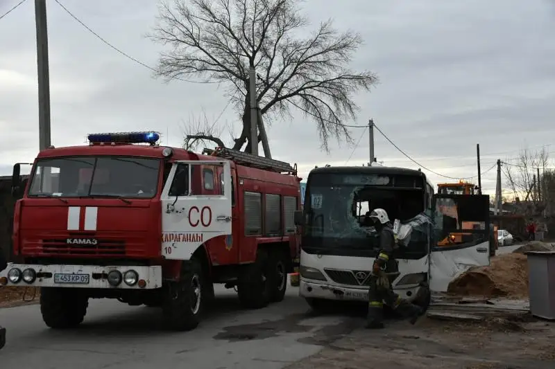 Маршрутный автобус перевернулся в Караганде