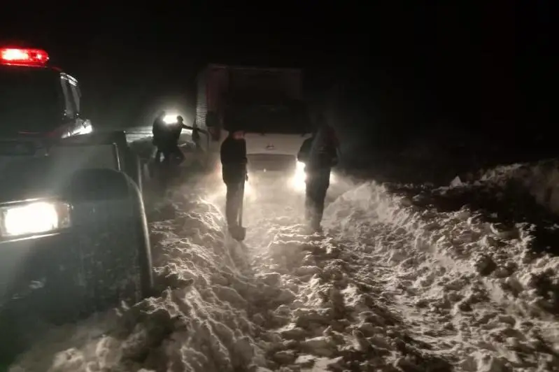 Несколько автомобилей вызволили из снежного плена в Костанайской области