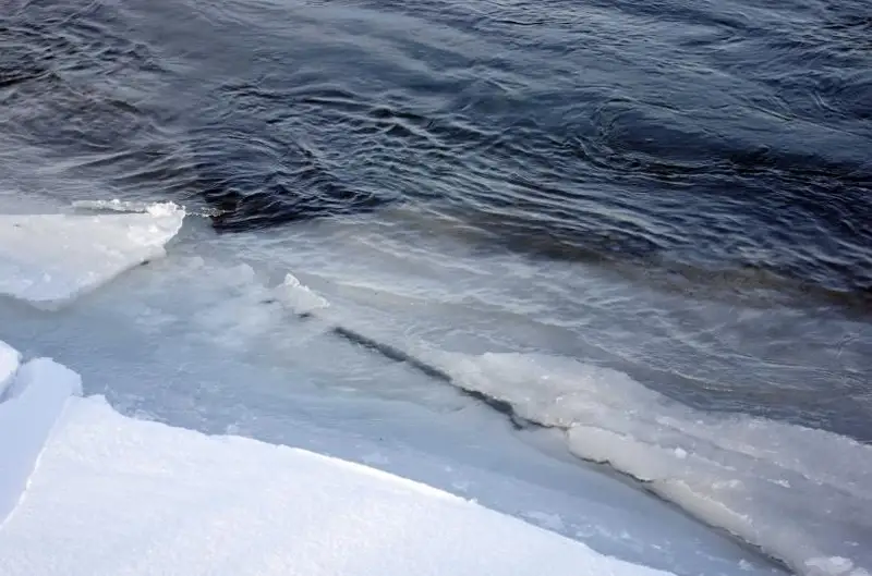 Подробности спасения тонувших в Урале подростков рассказали в Атырау