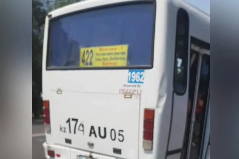 Девушка выпала из автобуса в Алматы