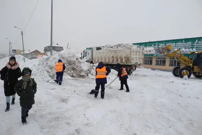 Более 1 300 дорожных рабочих участвовали в уборке снега в столице