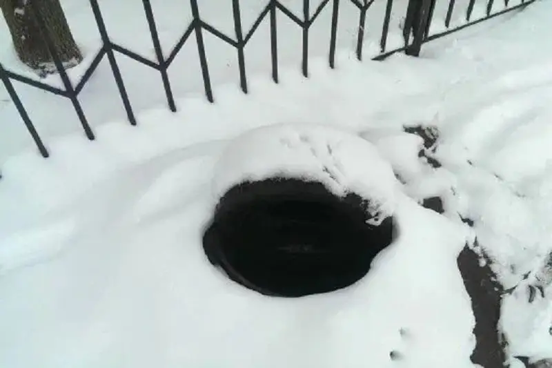Не упадите: столичных жителей предупредили о сдвинутых люках после чистки снега
