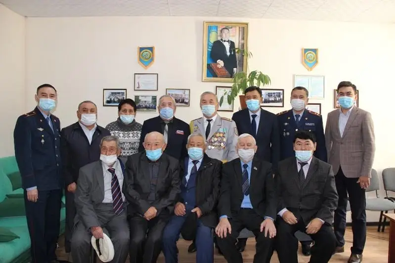 Актюбинские полицейские поздравили ветеранов с Днем пожилых людей