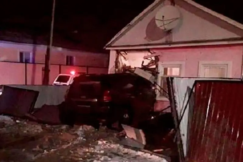 Land Cruiser въехал в жилой дом в Атырау