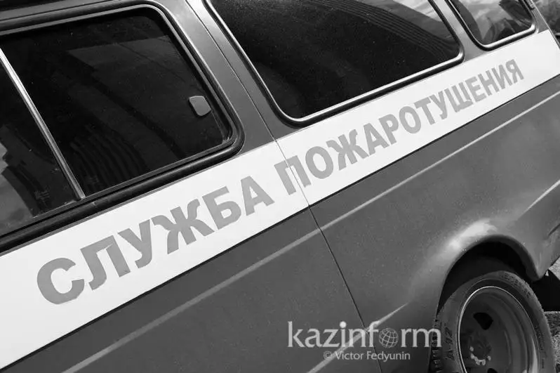Пожарная автомашина перевернулась в Уральске, погиб водитель