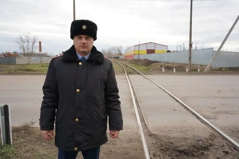 Полицейский поднял с рельсов женщину перед приближающимся поездом в Костанае