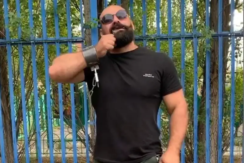 Казахстанский рекордсмен перекусил зубами гвозди