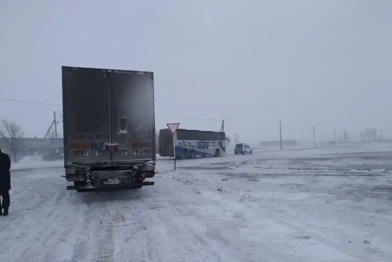 Автобус с 46 узбекистанцами попал в затор в Актюбинской области