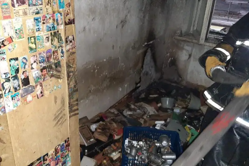 Пожилой мужчина оказался в больнице после пожара в многоэтажке Павлодара