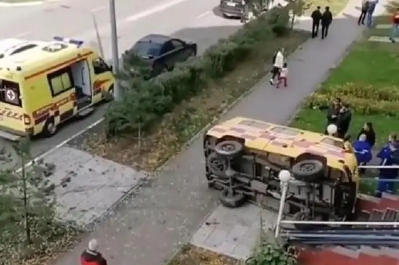 Скорая помощь опрокинулась и оказалась на крыльце медцентра в Петропавловске