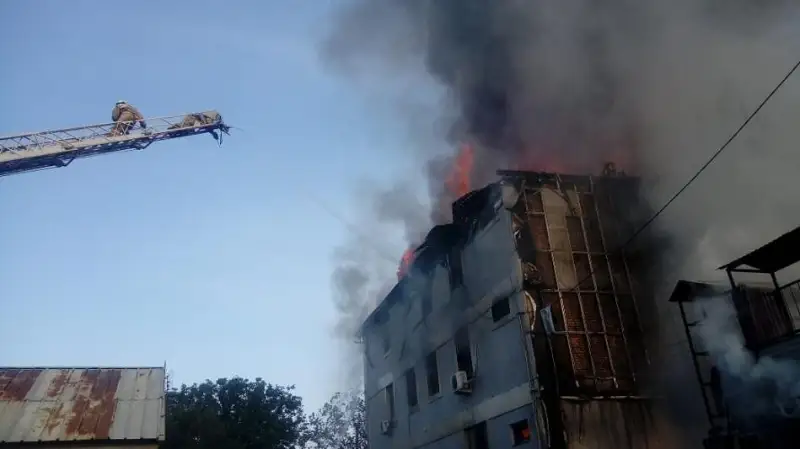 Трехэтажное здание загорелось в Алматы